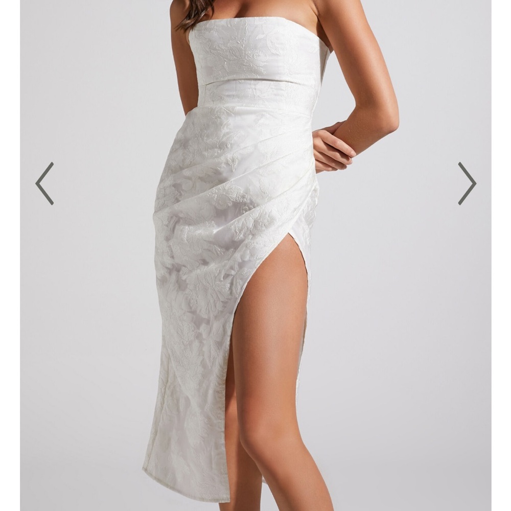 Never worn- BRAILEY MIDI DRESS - THIGH SPLIT STRAPLESS DRESS IN WHITE JACQUARD